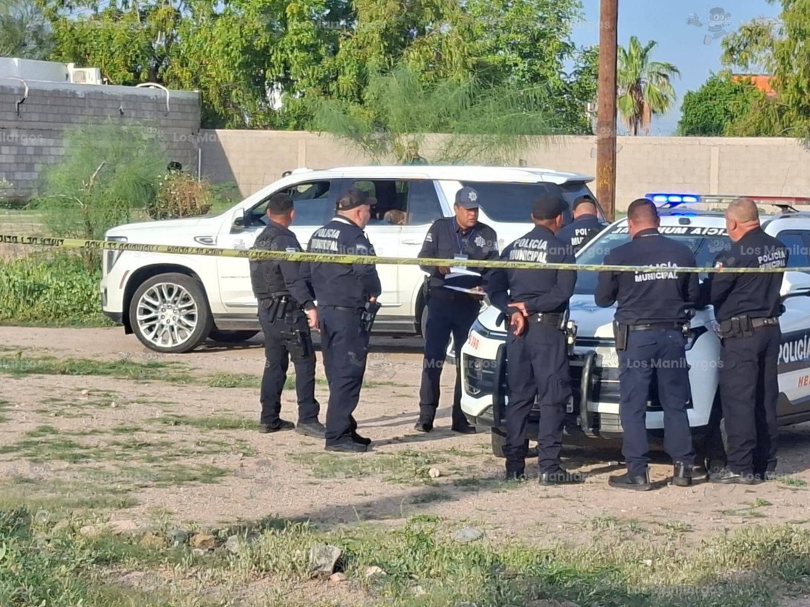 Hallan a dos hombres y una mujer sin vida dentro de una camioneta al sur de Hermosillo