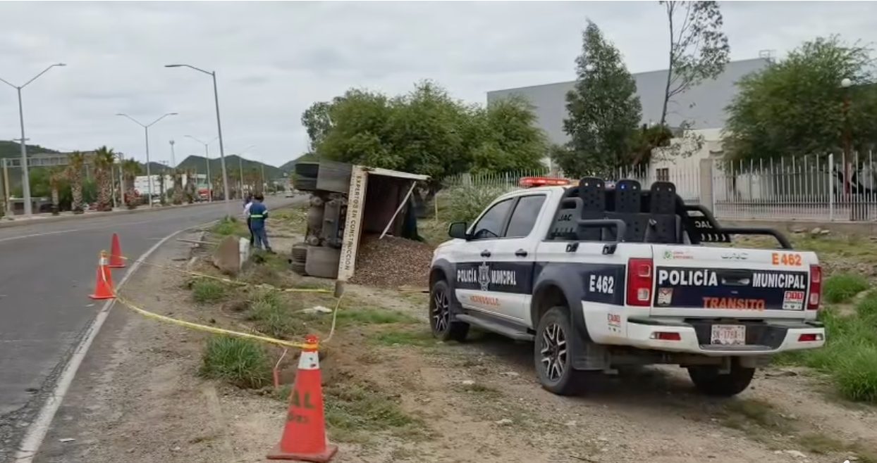 Vuelca dompe cargado con grava en la salida norte de Hermosillo