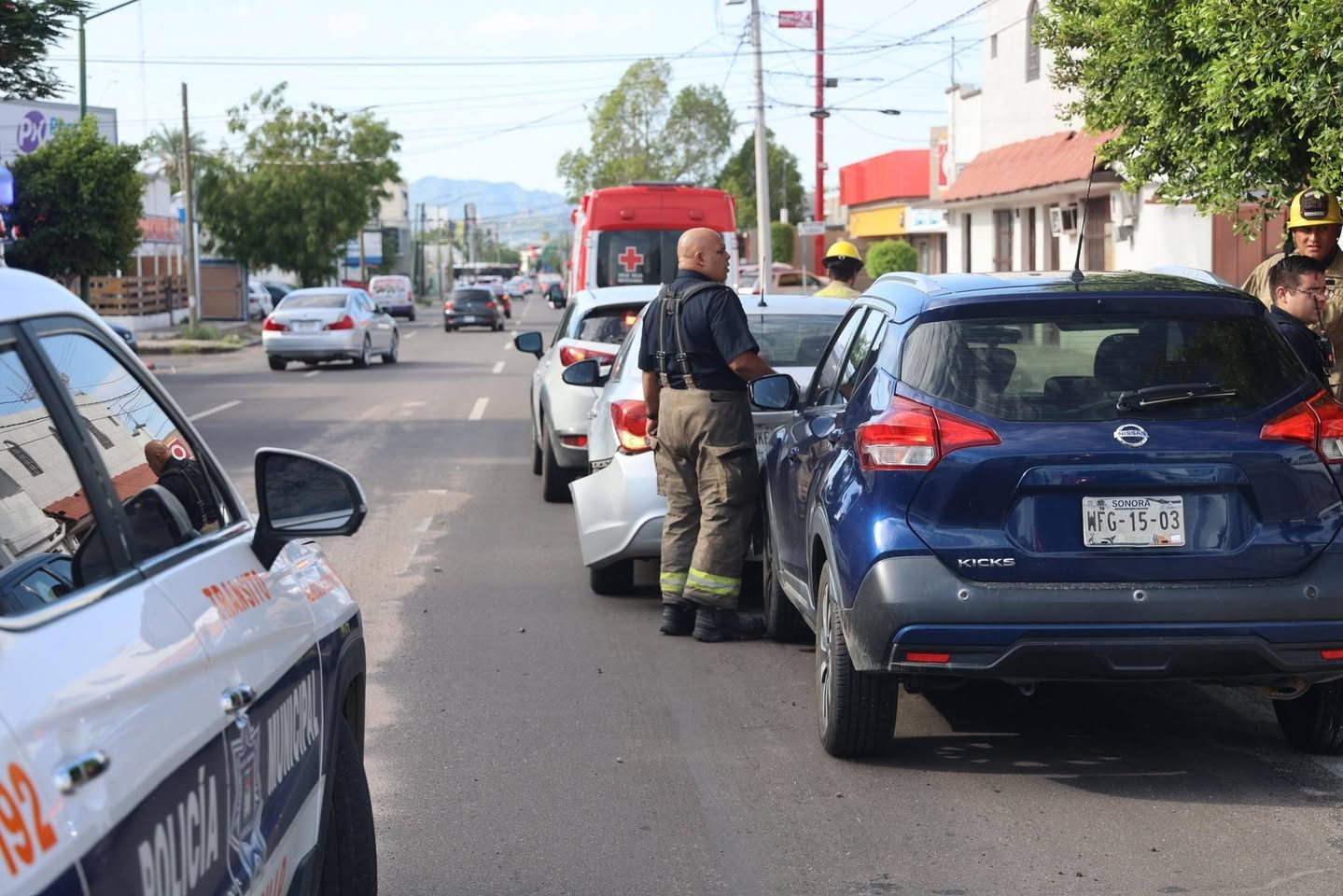 Choque por alcance entre tres vehículos deja daños materiales en la colonia San Benito