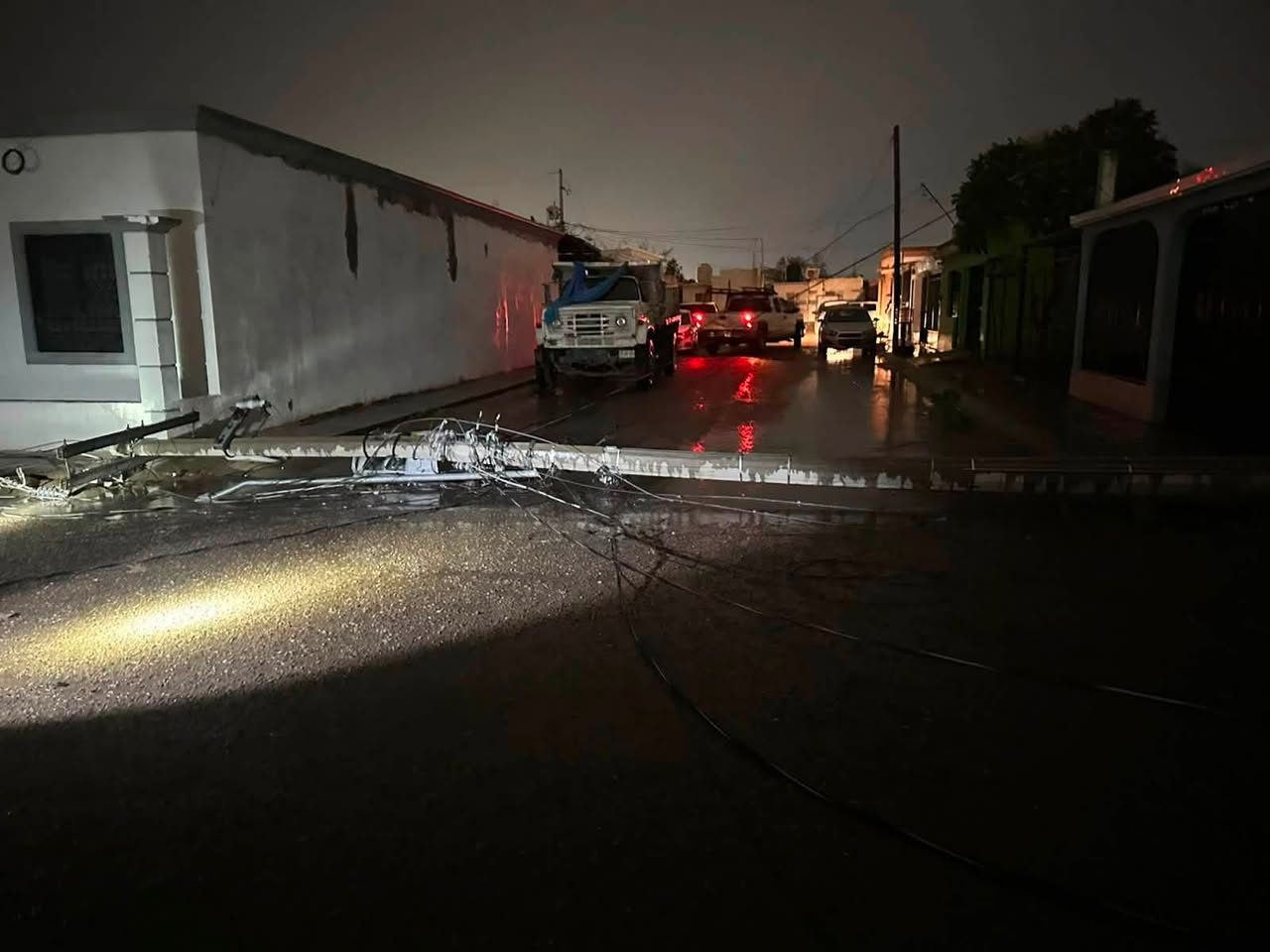Fuerte tormenta deja árboles, postes y espectaculares caídos en distintos sectores de Hermosillo