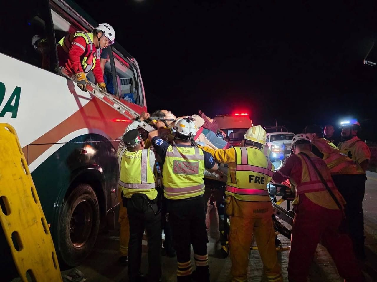 Choque entre autobús de pasajeros y tractocamión deja un muerto y casi 40 lesionados en Guaymas