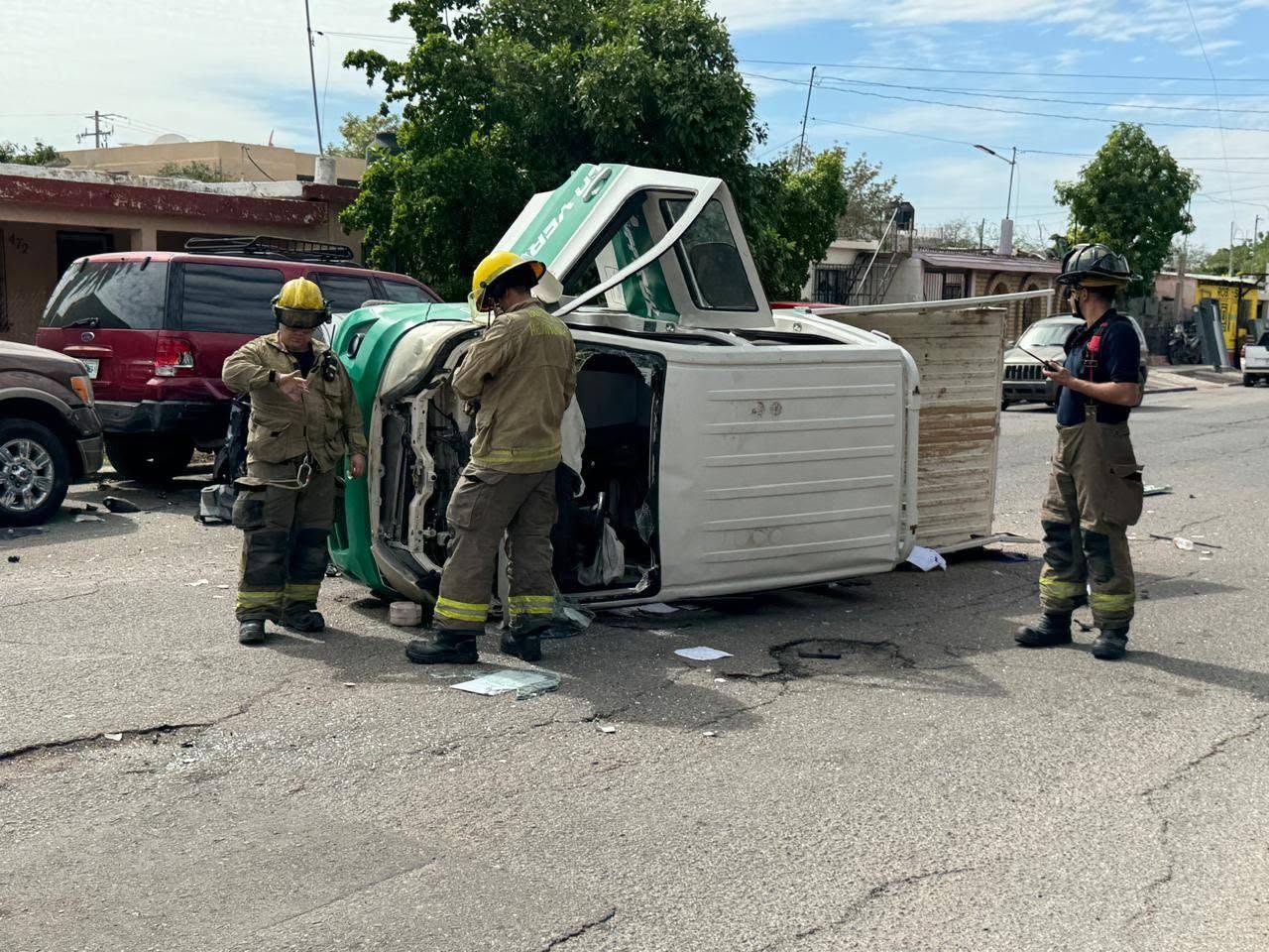 Patrulla verde de Servicios Públicos vuelca tras choque en Hermosillo; dos personas resultan lesionadas