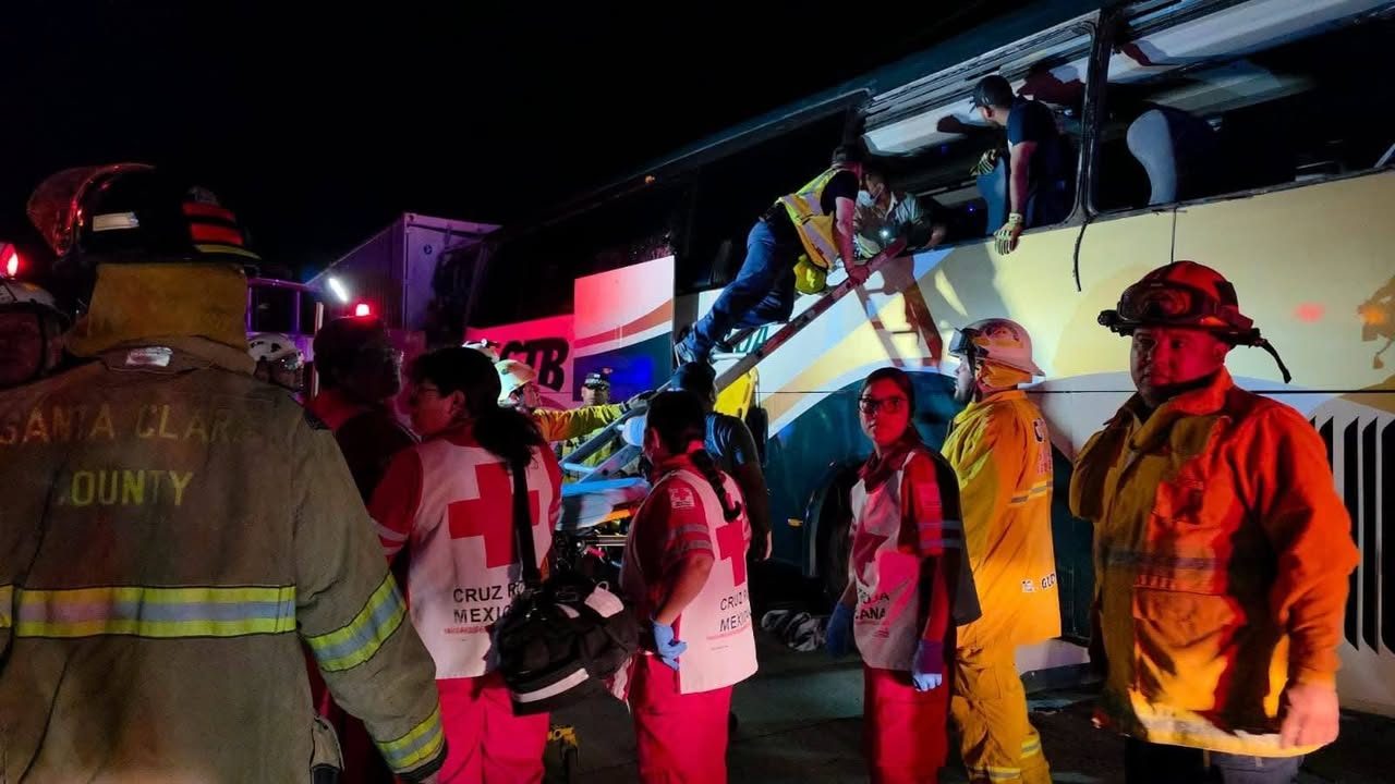 Choque entre autobús de pasajeros y tractocamión deja un muerto y casi 40 lesionados en Guaymas