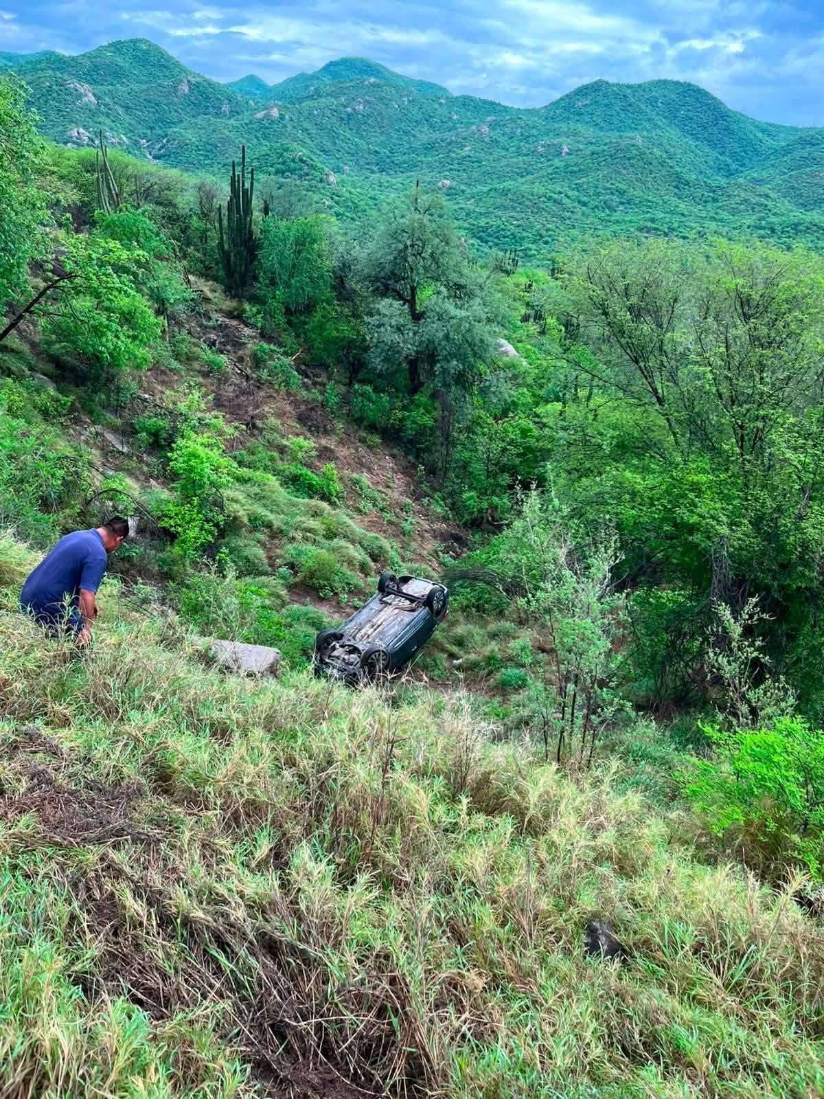 Dos personas resultan lesionadas tras caer vehículo a un barranco en la carretera Ures-Mazocahui