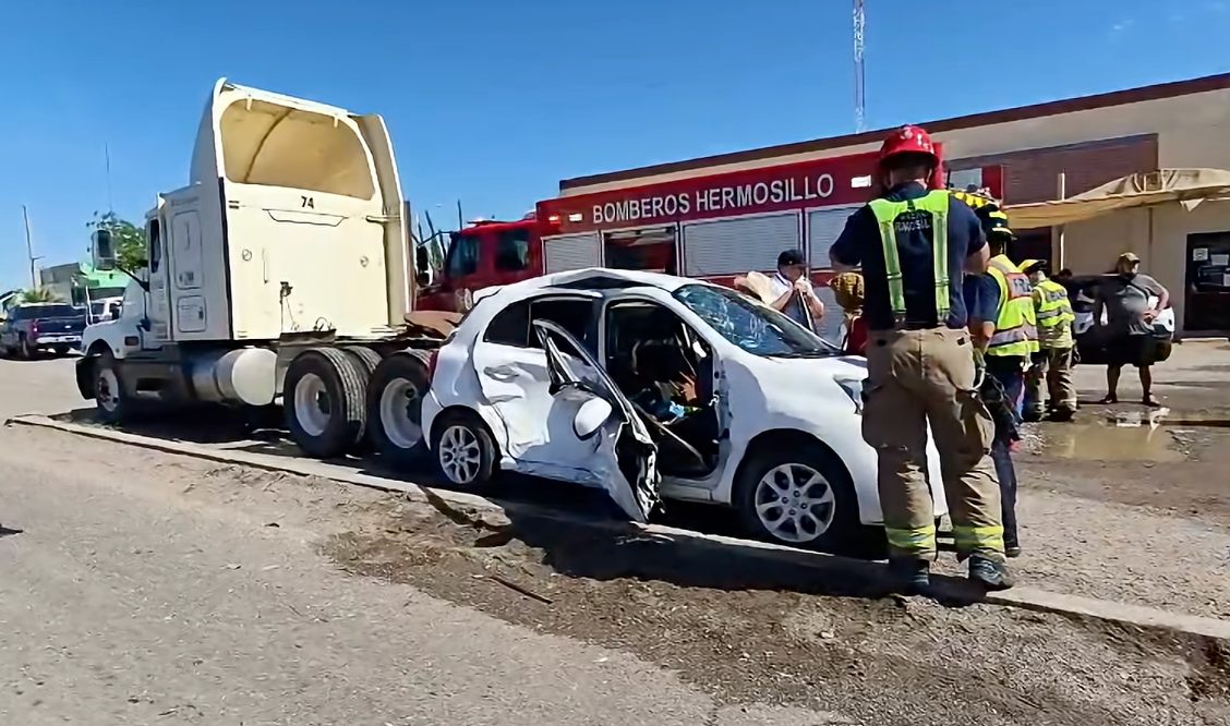 Choque entre tractocamión y automóvil deja una persona lesionada en el bulevar Calesa
