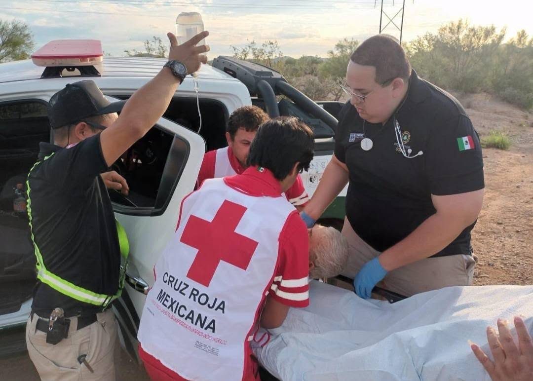 Rescatan con vida a adulto mayor extraviado en el desierto de Altar 