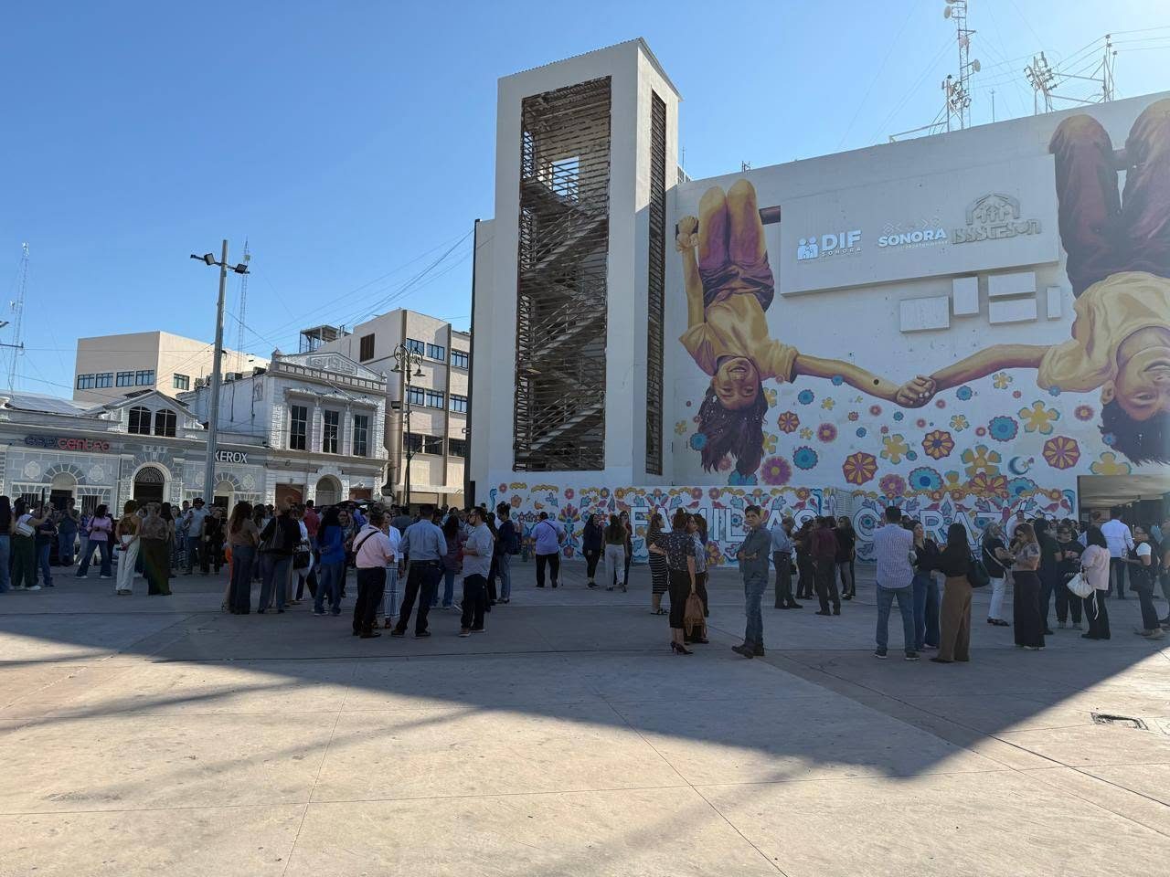 Evacúan edificio del ISSSTESON por sobrecalentamiento en cableado eléctrico