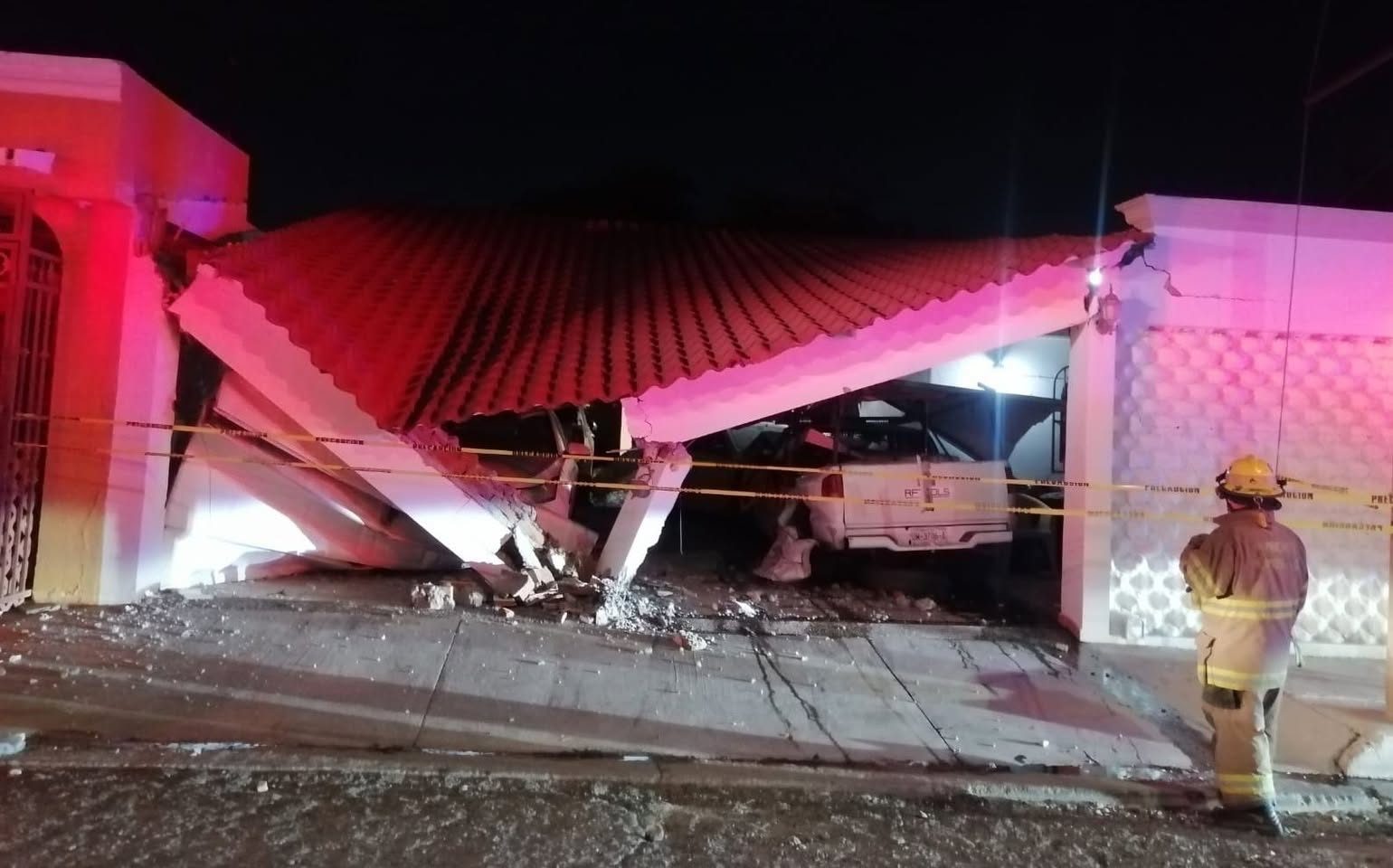 Conductor se impacta contra una vivienda tras presunta crisis epiléptica en Hermosillo