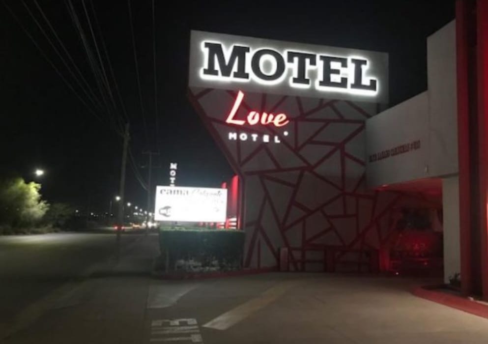Hallan sin vida a joven de 25 años en motel al norte de Hermosillo; investigan signos de violencia