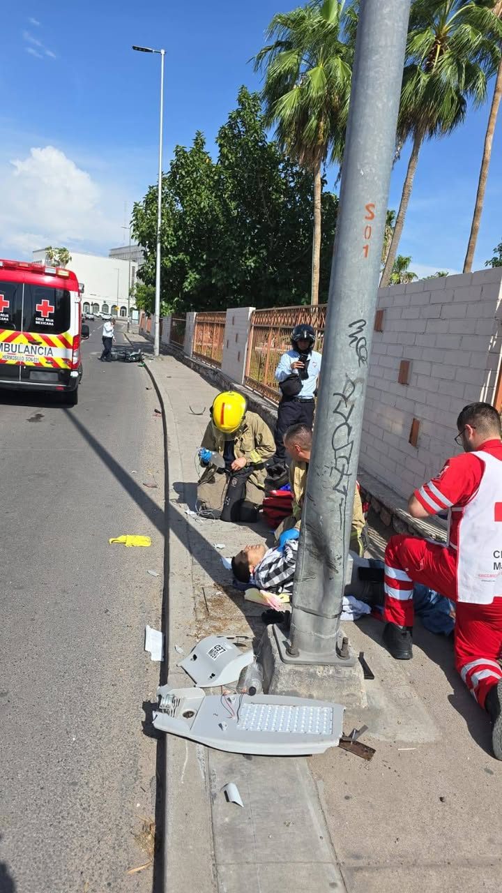 Motociclista resulta gravemente lesionado tras chocar contra un poste de alumbrado en el bulevar Luis Encinas