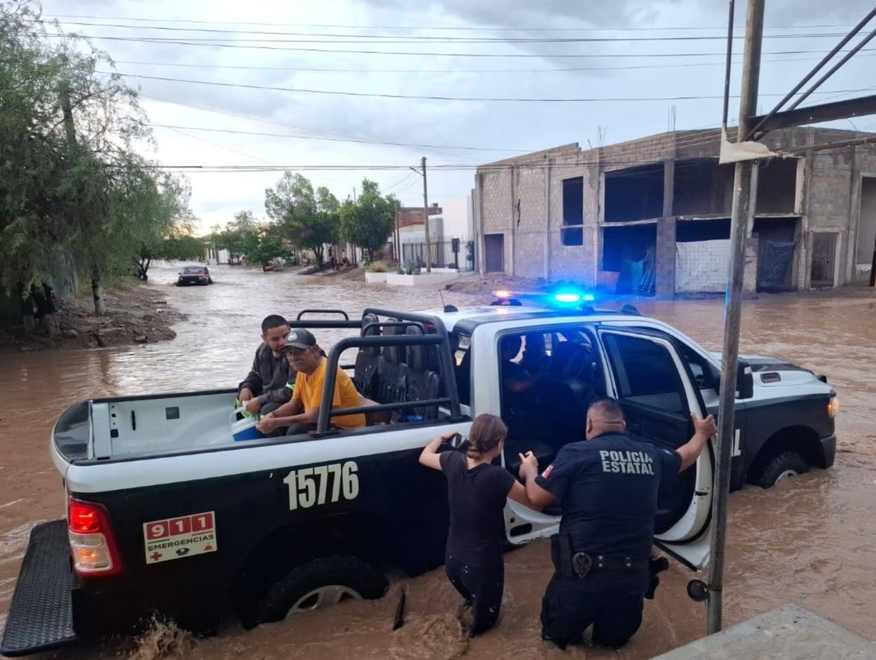 Policía Estatal brinda apoyo a la ciudadanía durante las lluvias en municipios de Sonora.