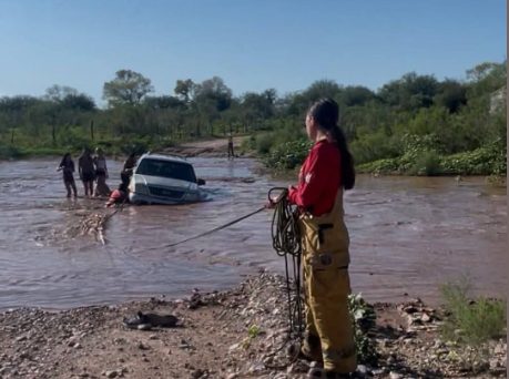 Bomberos rescatan a familia tras quedar varada en arroyo crecido en Ures