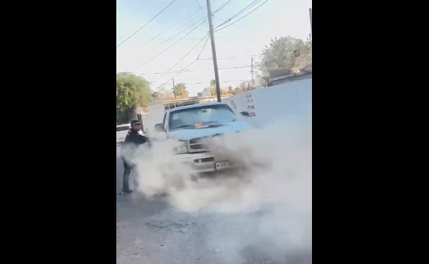 Policía Municipal controla incendio de vehículo con extintor de patrulla en la colonia Los Viñedos