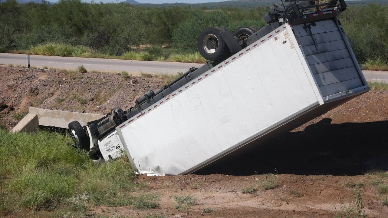 Vuelca tráiler en la carretera Hermosillo-Guaymas; una persona resultó lesionada