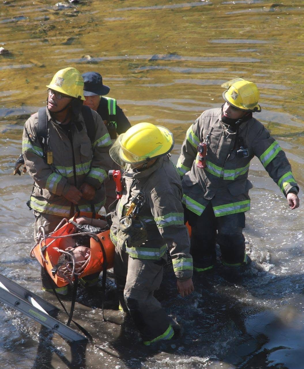 Rescatan a adulto mayor tras caer a canal pluvial en Hermosillo