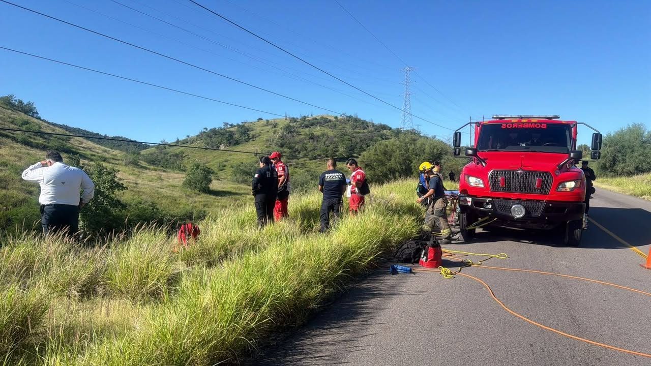 Volcadura en la carretera a la Mina Nico deja dos hombres lesionados en Hermosillo