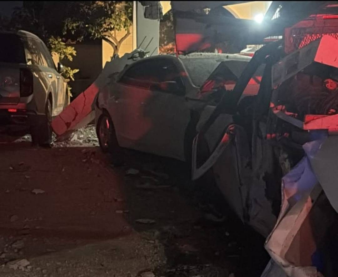 Conductor se impacta contra una vivienda tras presunta crisis epiléptica en Hermosillo