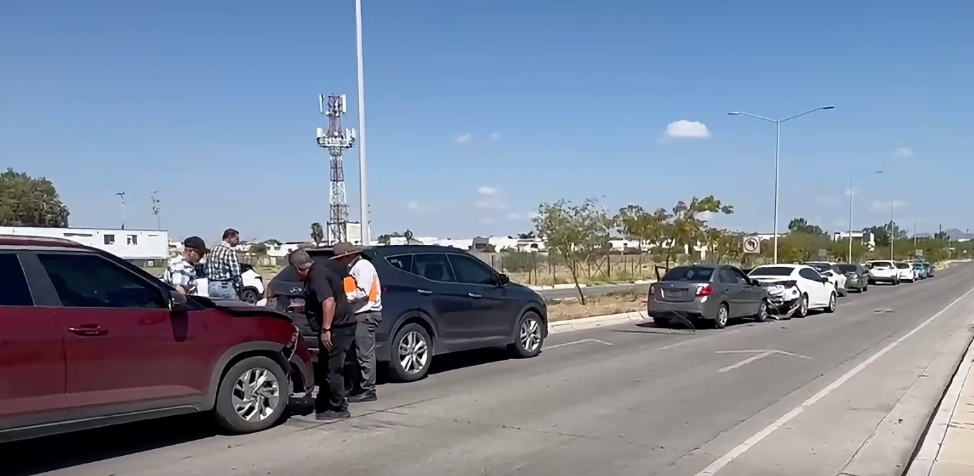 Choque por alcance deja una persona lesionada y 10 vehículos afectados al sur de Hermosillo