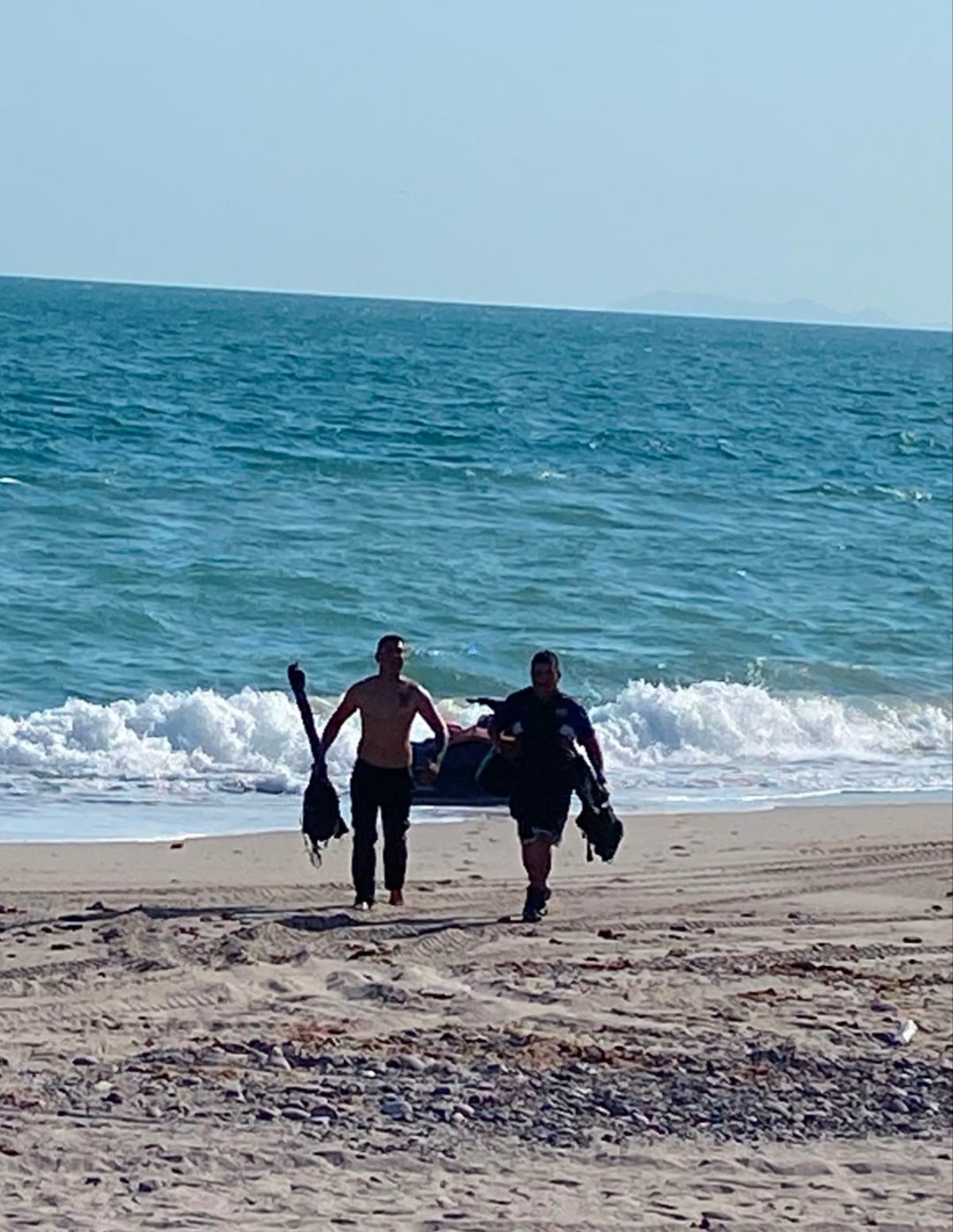Rescatan a dos pescadores que quedaron atrapados por la marea en Bahía de Kino