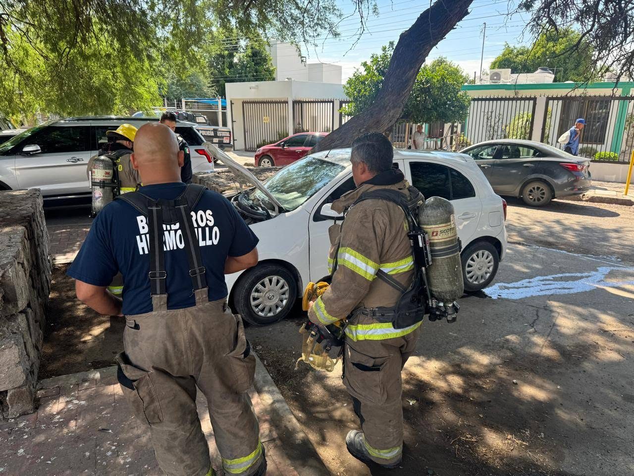 Incendio en vehículo moviliza a Bomberos en la colonia Modelo de Hermosillo