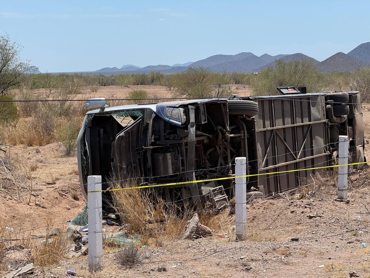 Volcadura de autobús deja un fallecido y varios lesionados en la carretera a Guaymas