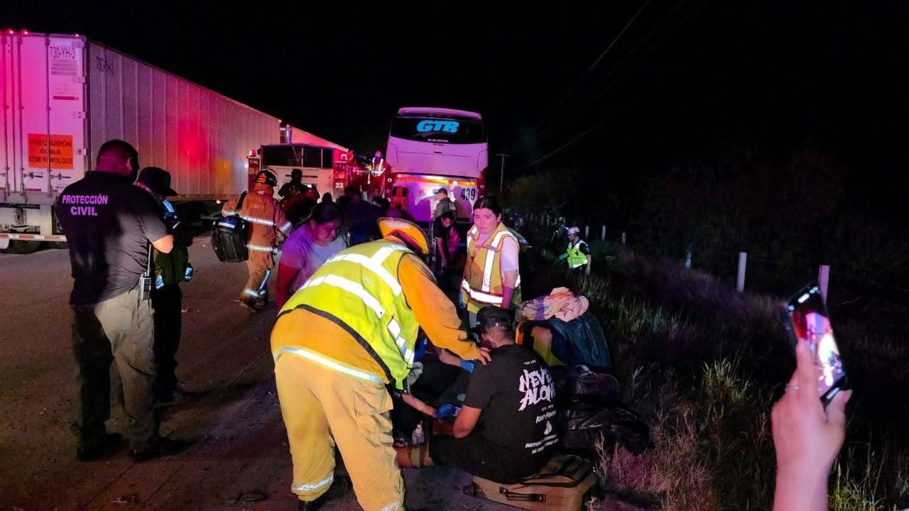Choque entre autobús de pasajeros y tractocamión deja un muerto y casi 40 lesionados en Guaymas