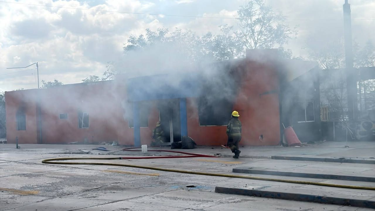 Fuerte incendio consume parte de un local abandonado sobre el bulevar Solidaridad