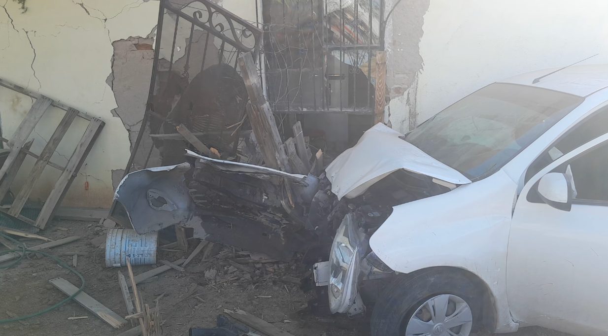 Auto se estrella contra la cocina de una vivienda en Hermosillo; conductora resulta lesionada