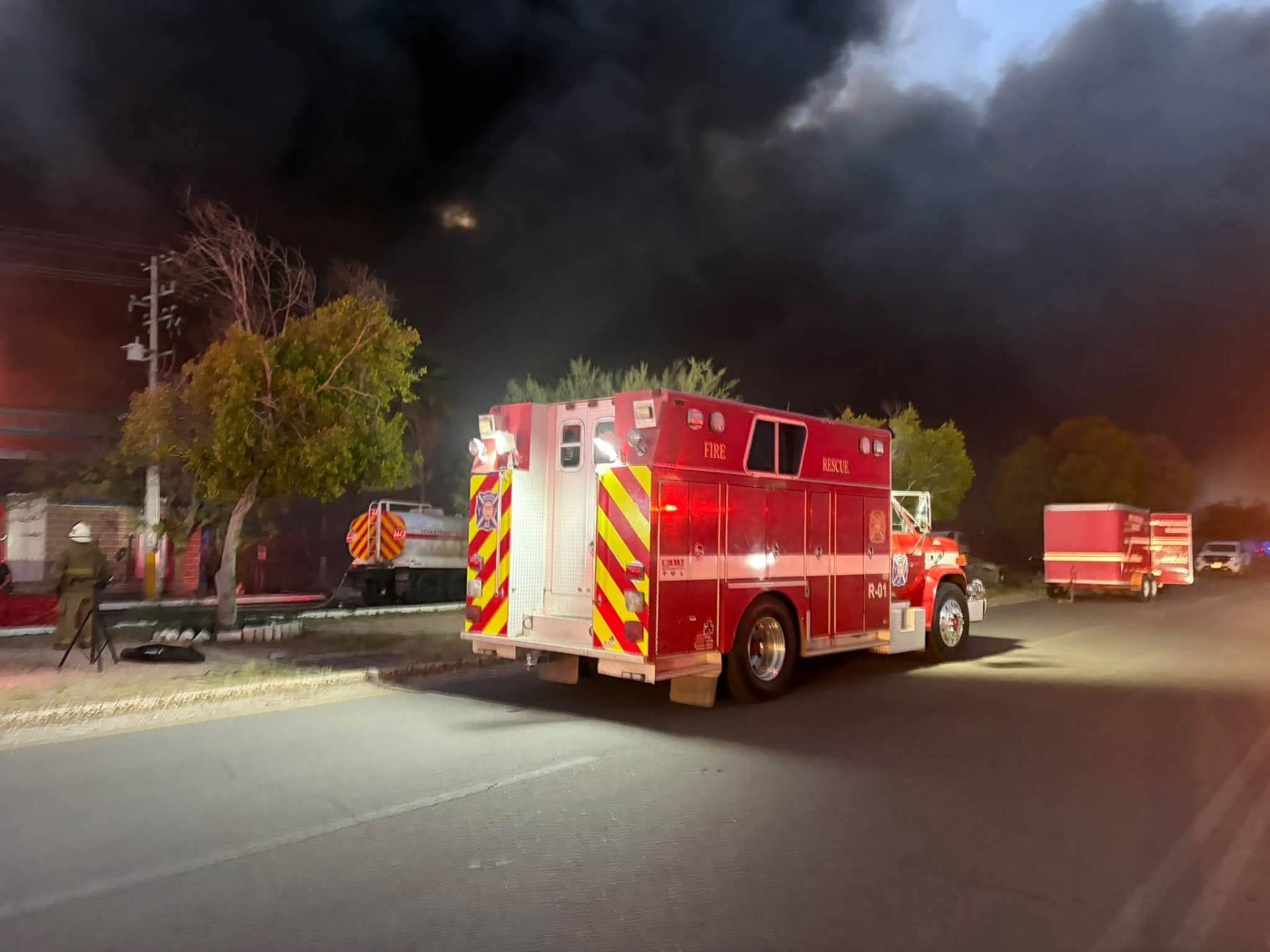 Atienden Bomberos de Hermosillo incendio en sector del Parque Industrial 
