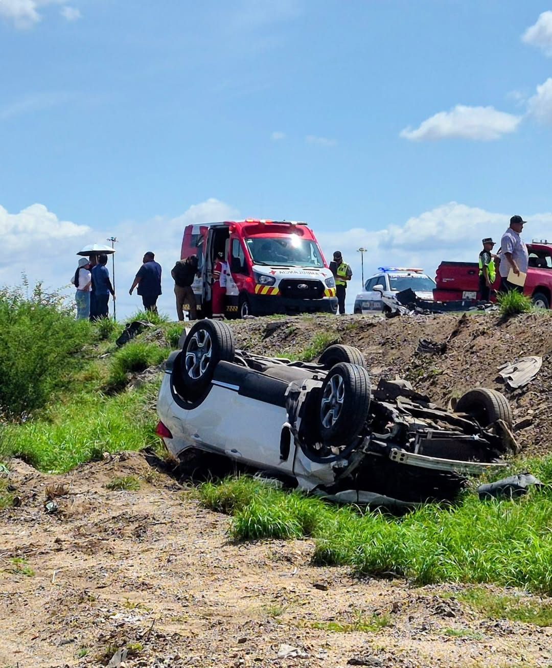Choque y volcamiento deja tres personas lesionadas frente al ISSPE, al sur de Hermosillo