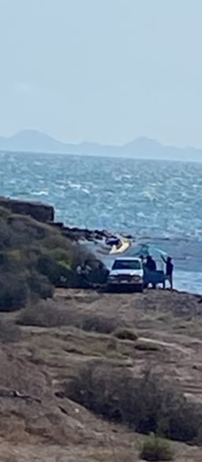 Rescatan a dos pescadores que quedaron atrapados por la marea en Bahía de Kino