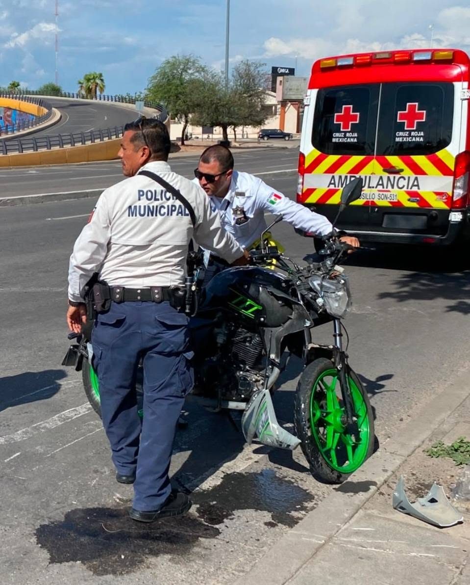 Motociclista resulta gravemente lesionado tras chocar contra un poste de alumbrado en el bulevar Luis Encinas
