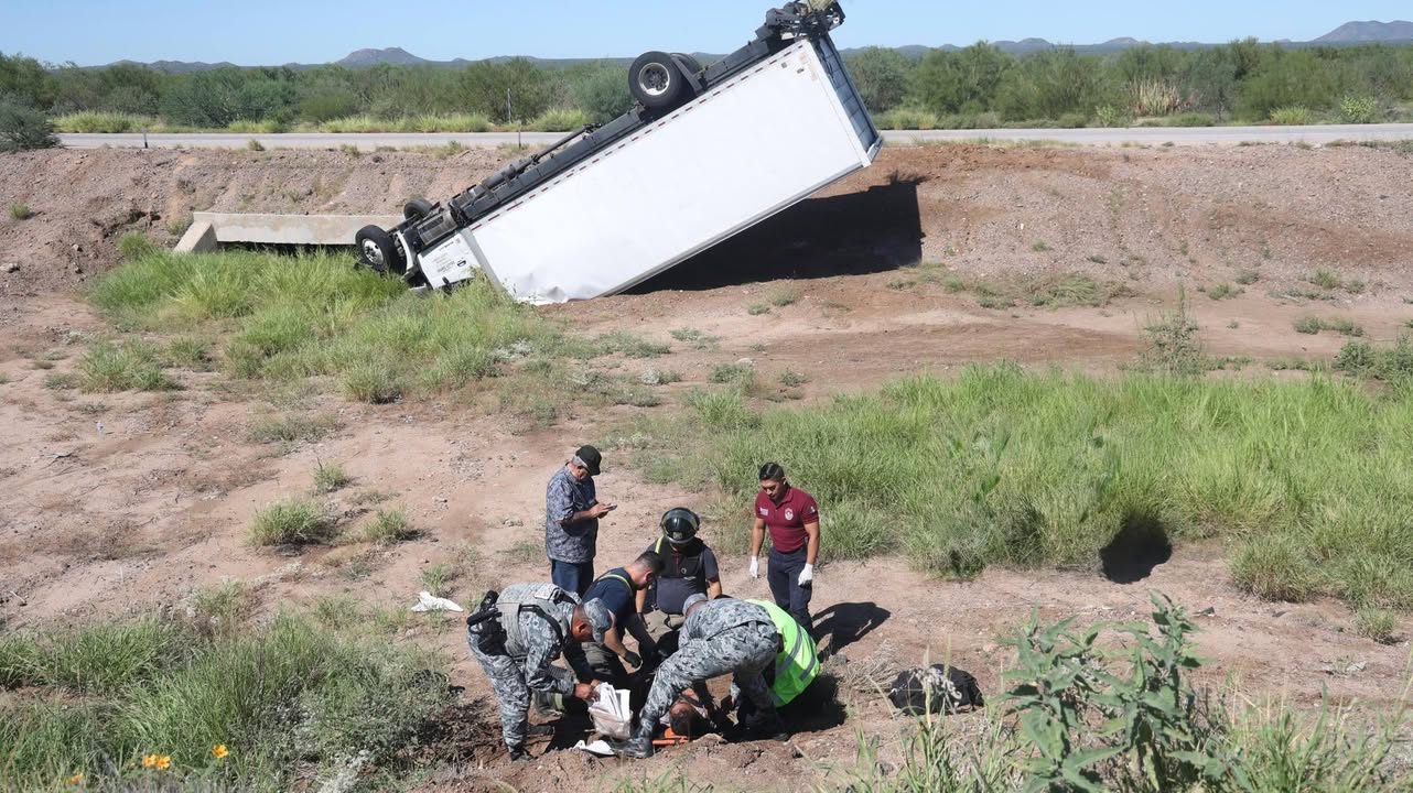 Vuelca tráiler en la carretera Hermosillo-Guaymas; una persona resultó lesionada