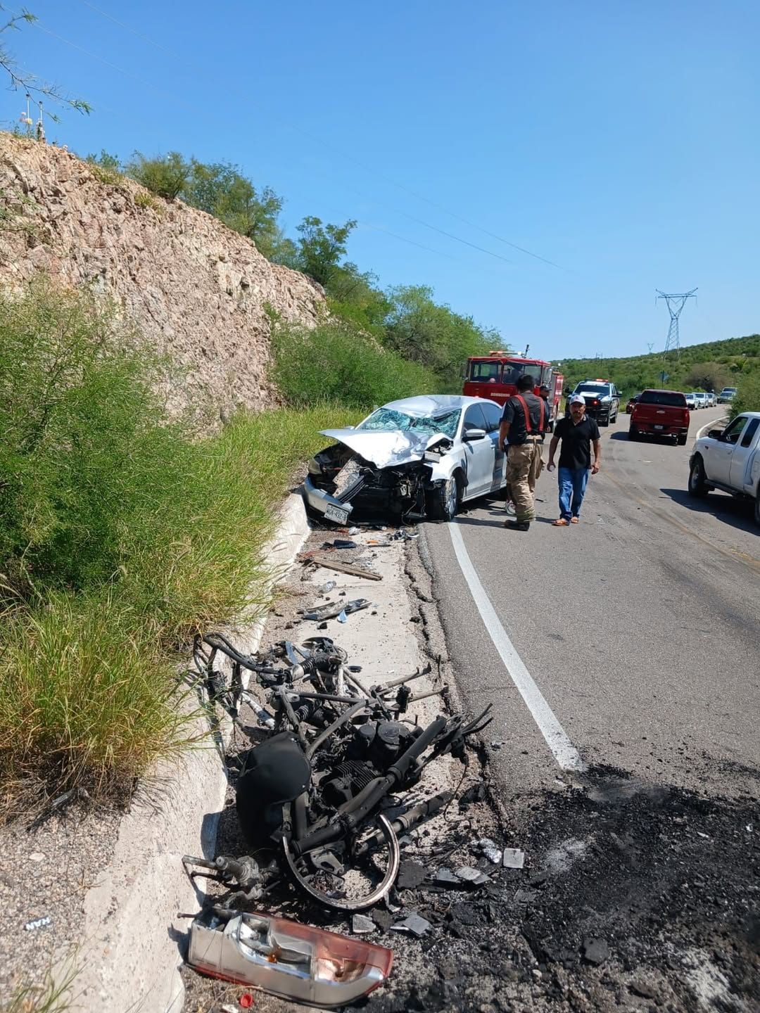 Muere pareja de motociclistas tras choque de frente contra un automóvil en la carretera a Ures