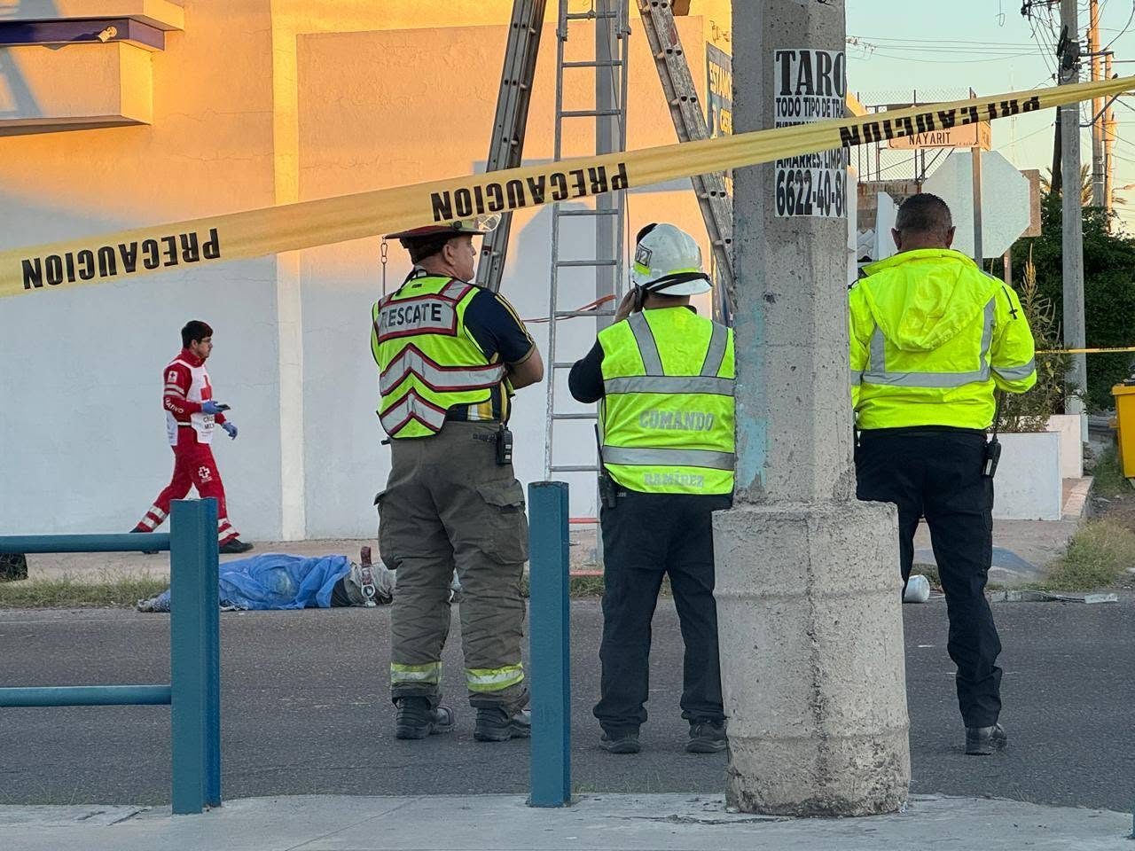 Muere hombre tras recibir descarga eléctrica mientras pintaba poste en la colonia San Benito