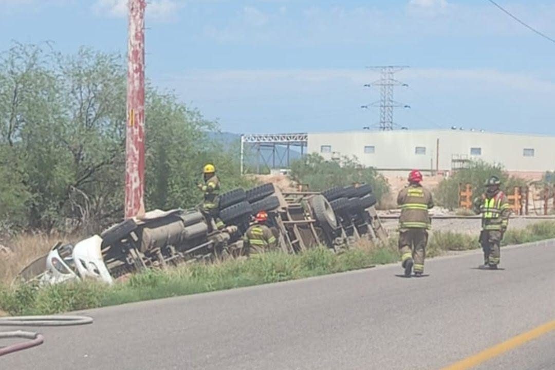 Vuelca pipa con 58 mil litros de gas natural en la carretera Hermosillo-Sahuaripa