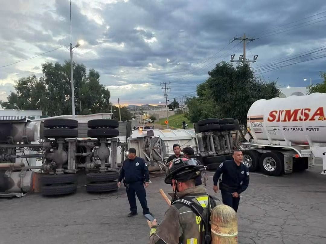 Vuelca pipa cargada con gasolina y provoca derrame en Nogales