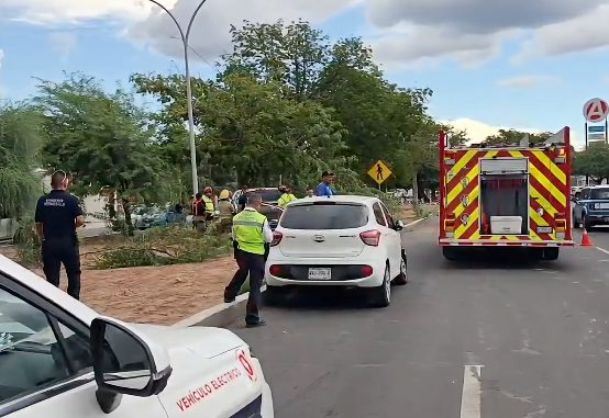 Choque termina contra un árbol en el bulevar Morelos; una mujer resultó lesionada