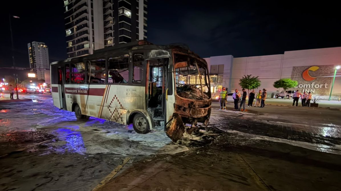 Incendio consume camión de la Línea 9 en bulevar Kino; cerca de 30 pasajeros logran salir a salvo