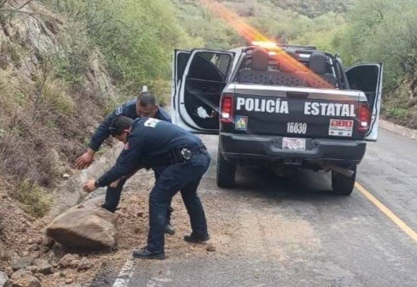 Policía Estatal brinda apoyo a la ciudadanía durante las lluvias en municipios de Sonora.