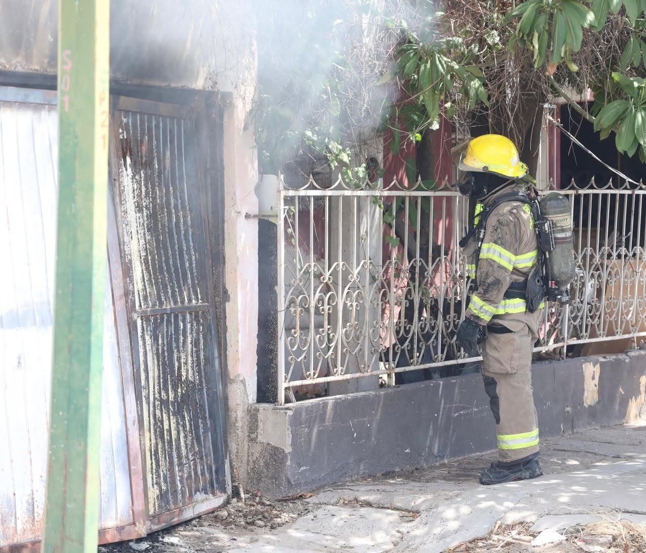 Bomberos atienden incendio en acumulación de basura en la colonia Olivares