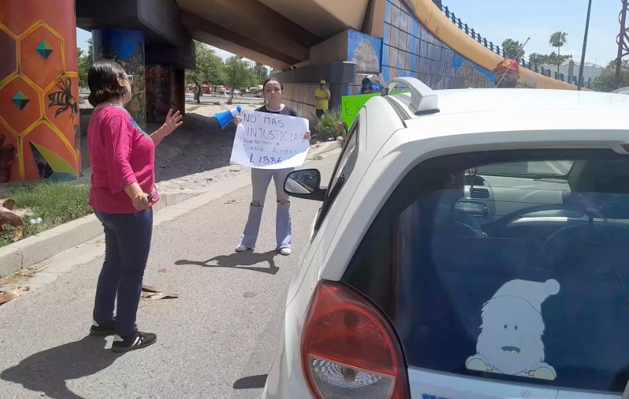 Familiares bloquean bulevares Luis Encinas y Rosales para exigir la liberación de Daniel Humberto