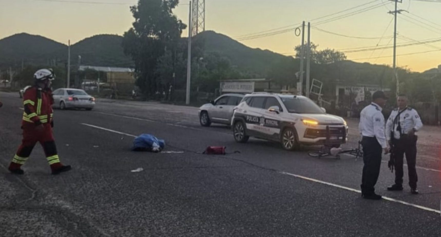 Ciclista pierde la vida tras chocar contra un automóvil en San Pedro El Saucito