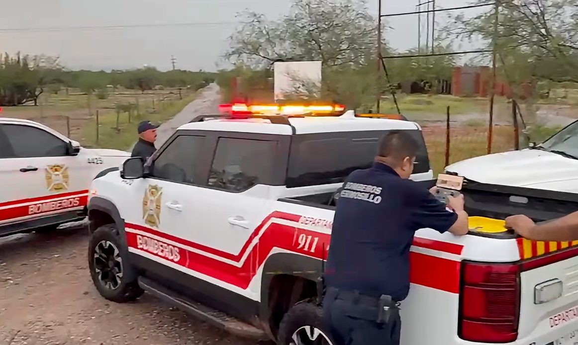 Bomberos rescatan a dos familias atrapadas por la creciente del agua tras lluvias en Hermosillo