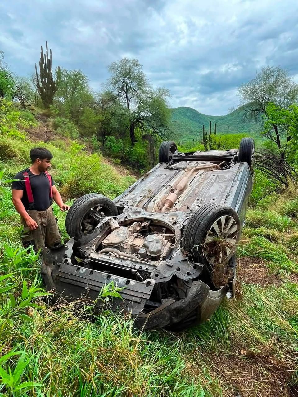 Dos personas resultan lesionadas tras caer vehículo a un barranco en la carretera Ures-Mazocahui