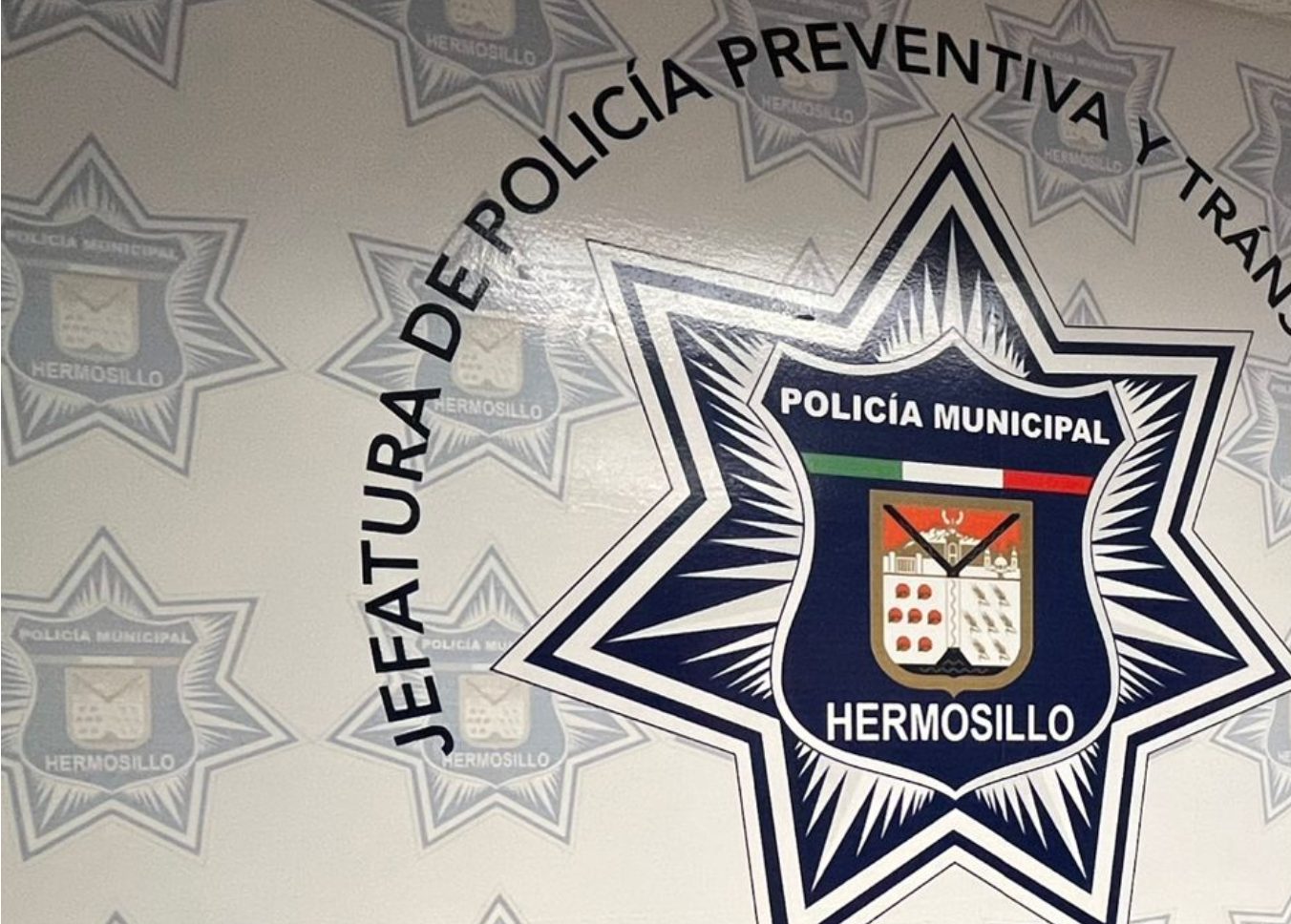 Detienen a hombre con cinco dosis de crystal y una réplica de arma de fuego