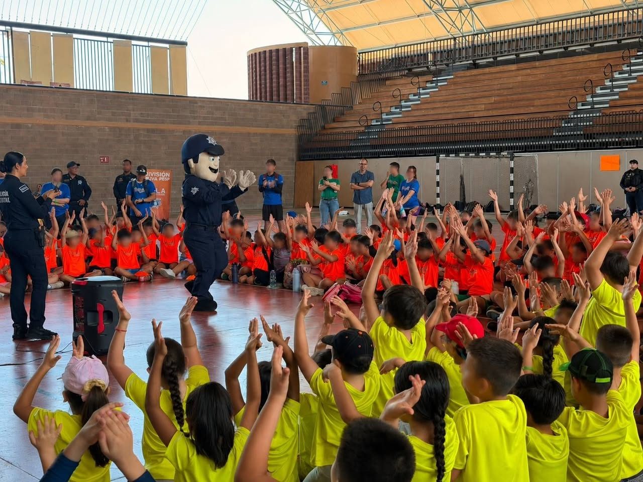 Convive Policía Estatal con niñas y niños en campamento de verano Codeson