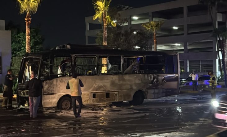 Incendio consume camión de la Línea 9 en bulevar Kino; cerca de 30 pasajeros logran salir a salvo