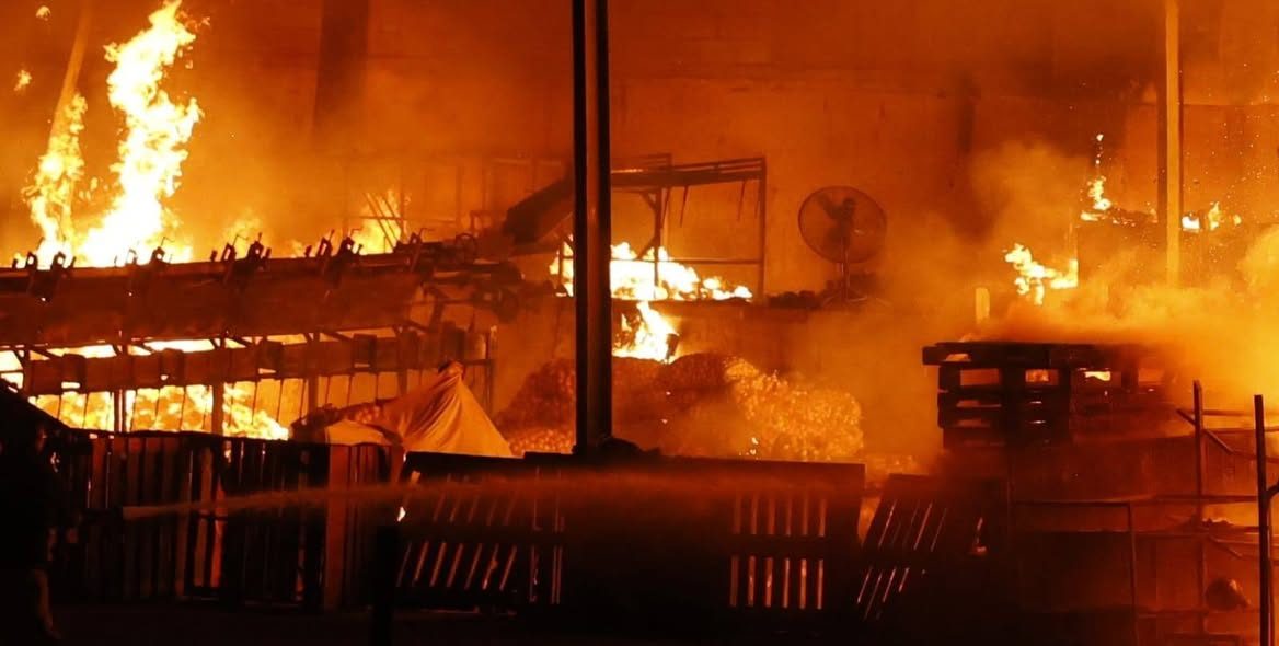 Voraz incendio consume área del Mercado de Abastos y alcanza seis viviendas en Hermosillo