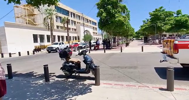 Motociclista resulta lesionada tras choque con pick up en el Centro de Hermosillo